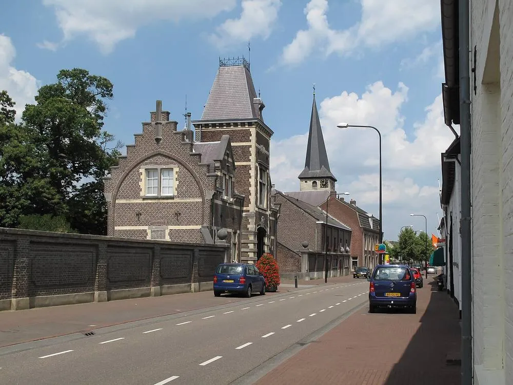 Gronsveld: Gronsveld, straatzicht met kerk foto2 2010-07-11 12.44