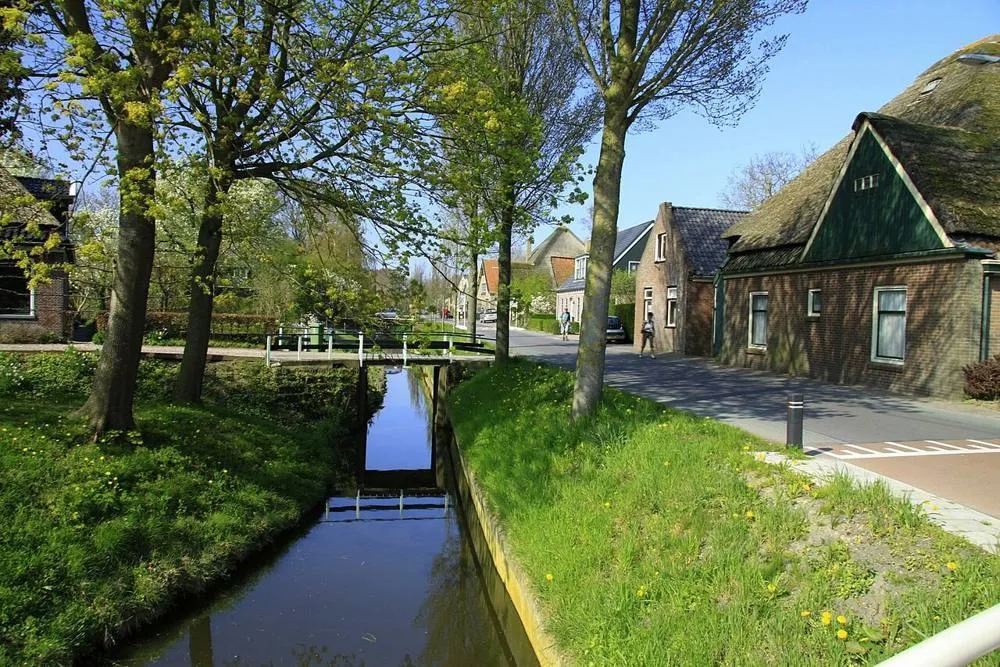 Abbekerk: Abbekerk op een mooie Voorrjaarsdag.