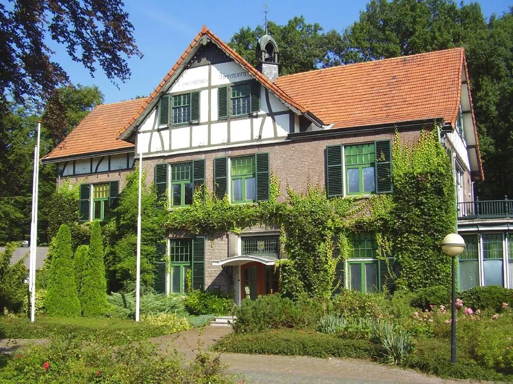 Schalkhaar: Diepenveen gemeentehuis